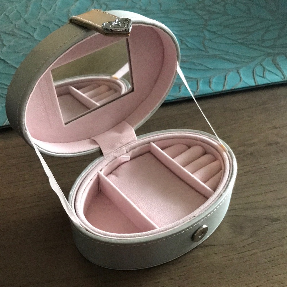 The Shared Heart Elegant Oval Jewelry Case with Mirror
